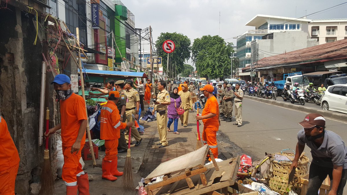 Wakil Walikota JP memimpin penertiban lapak liar diatas saluran di depan Pasar Palmerah <a href="/BeritaJakarta/">Berita Jakarta</a> @jakartagoid