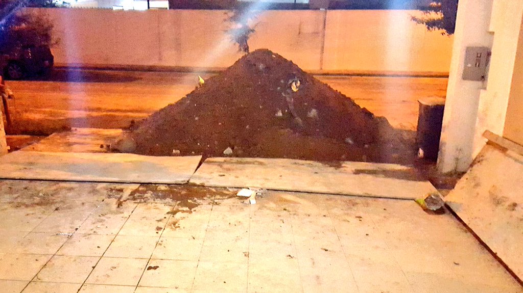 AstridRodhe's tweet photo. Llegar y ver asi tu casa.... son jaladas! #GarzaPonce #Garcia no le compren. Un total mugrero. @JulioCesar_Cano https://t.co/8q5Qe6aAY3