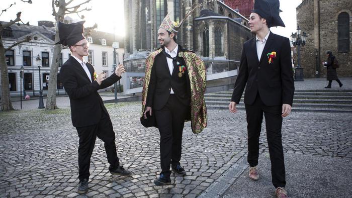 volkskrant's tweet photo. Dit jaar komt prins carnaval uit Aleppo, Syrië https://t.co/83rFK1sQsJ https://t.co/z1F0NjiSce