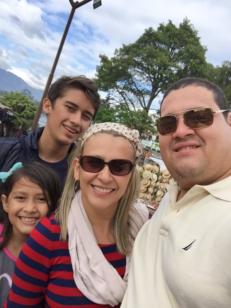 RubinesRecinos's tweet photo. Mi familia, mi razón de ser 😍😍😍 https://t.co/JGv4VAxB61