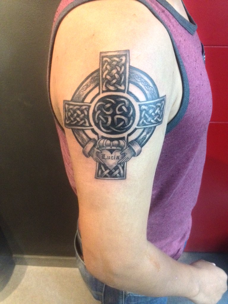 Mr. Tattoo on X: "Cruz celta en el brazo!! Por Jean Pierre Salinas!!! https://t.co/xtyrtg05A0" / X