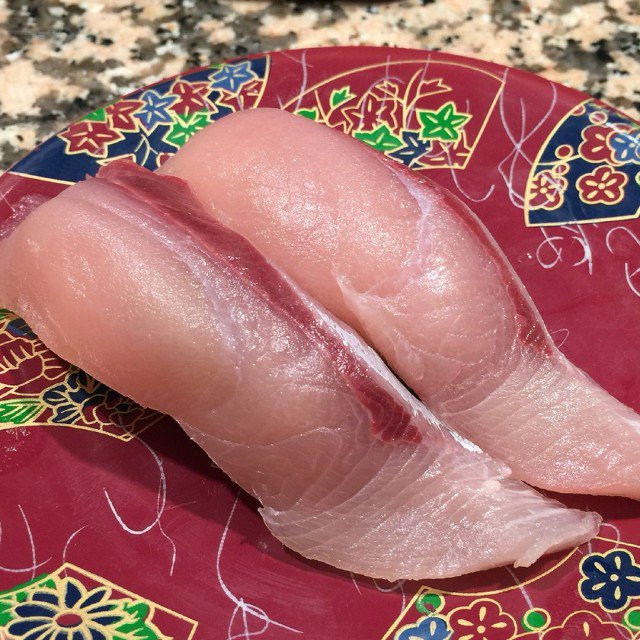 OpenSnapJP's tweet photo. 外国人観光客の #行列 ができる、手頃に美味しい寿司が食べられる回転寿司。最近では生魚が苦手な人にも食べられる寿司や #ラーメン まで！#OpenSnap の #回転寿司 はこちらhttps://t.co/BF4gtXSWYZ https://t.co/5tIK7SWx35