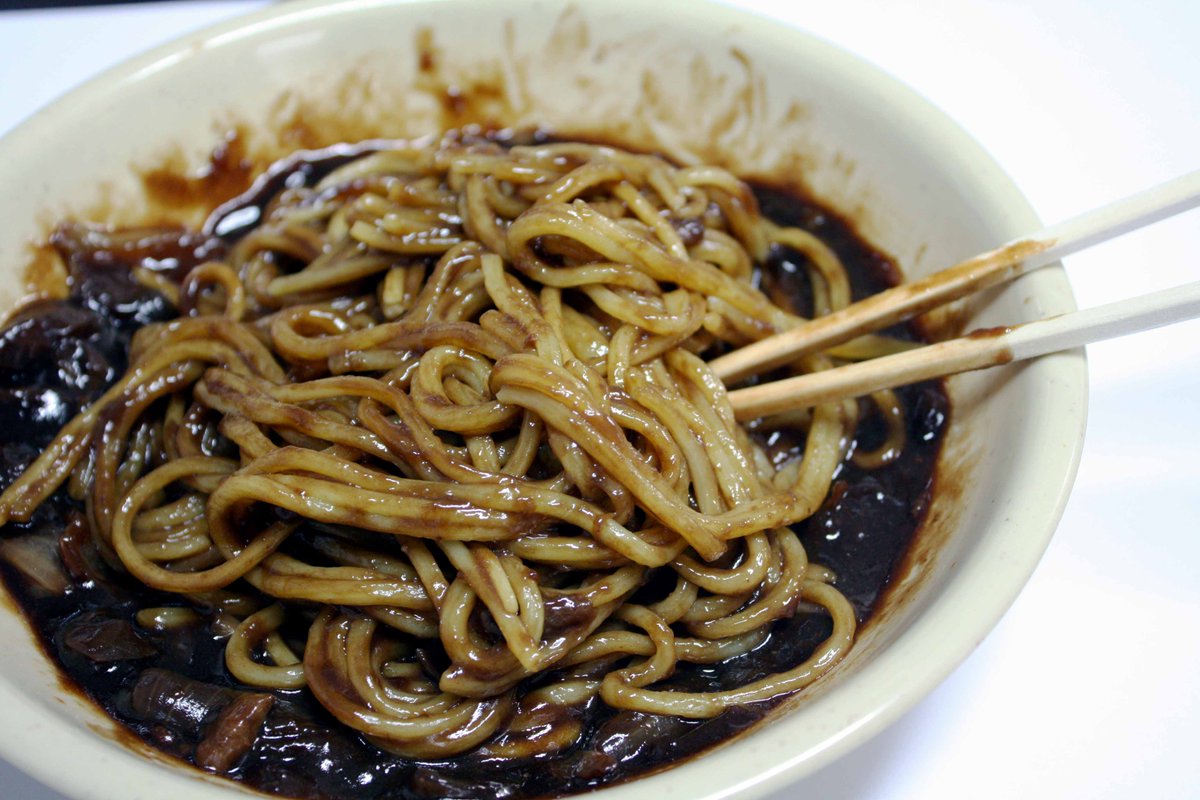 trazykorea's tweet image. #FunFactQuiz #Koreans order this #food by delivery after moving to a new home. What is the name of this food?