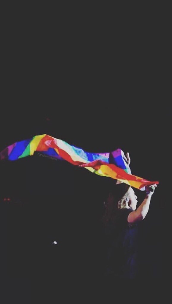 Fandomscreen's tweet image. plain Harry Styles with rainbow flag lock!

RT if saved!💫