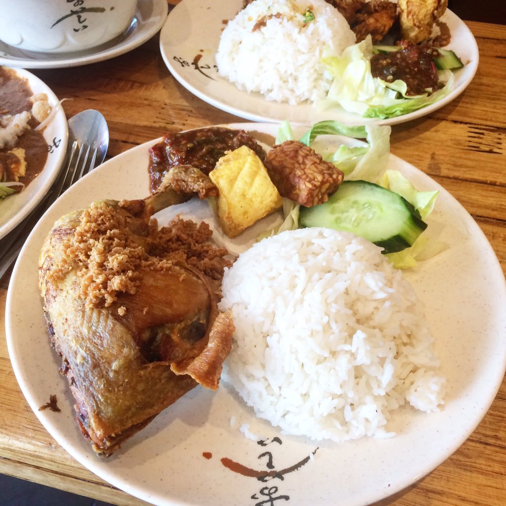 chaskitchen's tweet photo. Ayam Penyet you are the king of fried chicken IMO #indolyfe https://t.co/BLoFjKqBKx