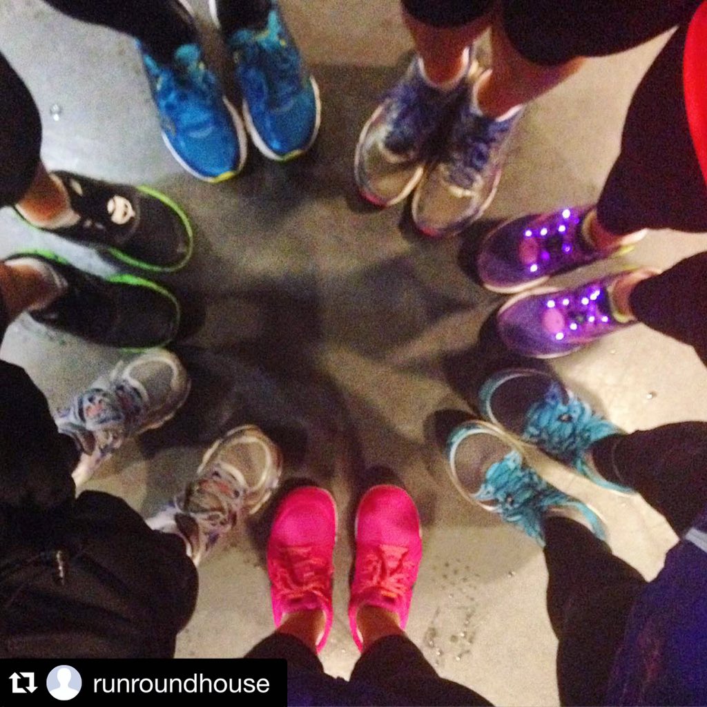 WinnieYeo's tweet photo. Rainy run & happy feet. #runroundhouse crew's first run before SunRun InTraining clinics start next week! #Yaletown https://t.co/QLGcXteUfm