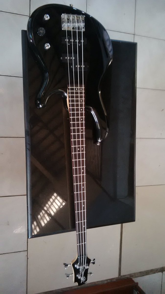 irvanyahya26's tweet photo. @987Genfm Gout mau jual bass nie.. senar 4 cort Action, BU buar bayar kuliah 1,7 nego dah biar laris #GENMAYAN https://t.co/9IvSo88wU2