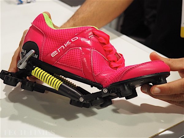 bublbe's tweet image. Уникальные беговые кроссовки с амортизаторами goo.gl/9YOHQB