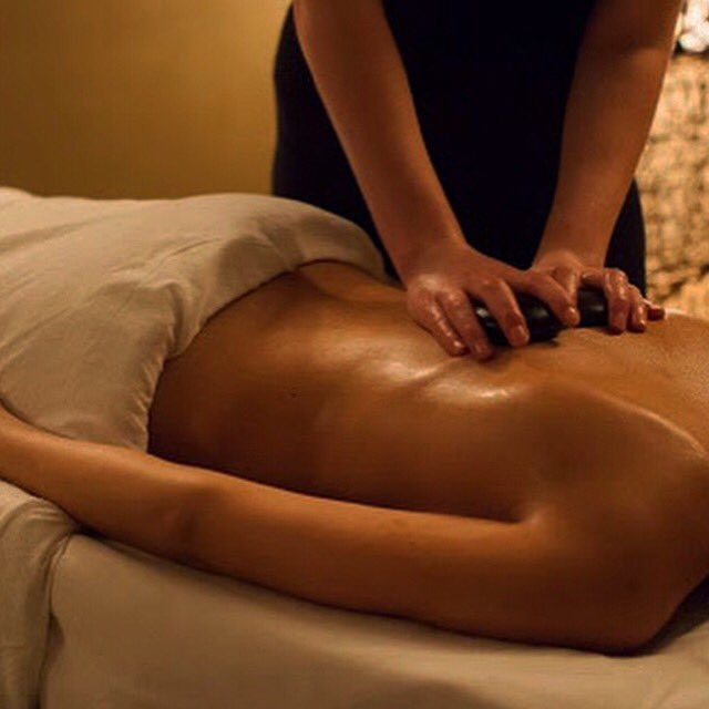 saloncalledhare's tweet image. ** LIMITED TIME ONLY ** For just £30 (usually £40.50) enjoy a back and shoulder hot stone massage 💤 #exeter #massage
