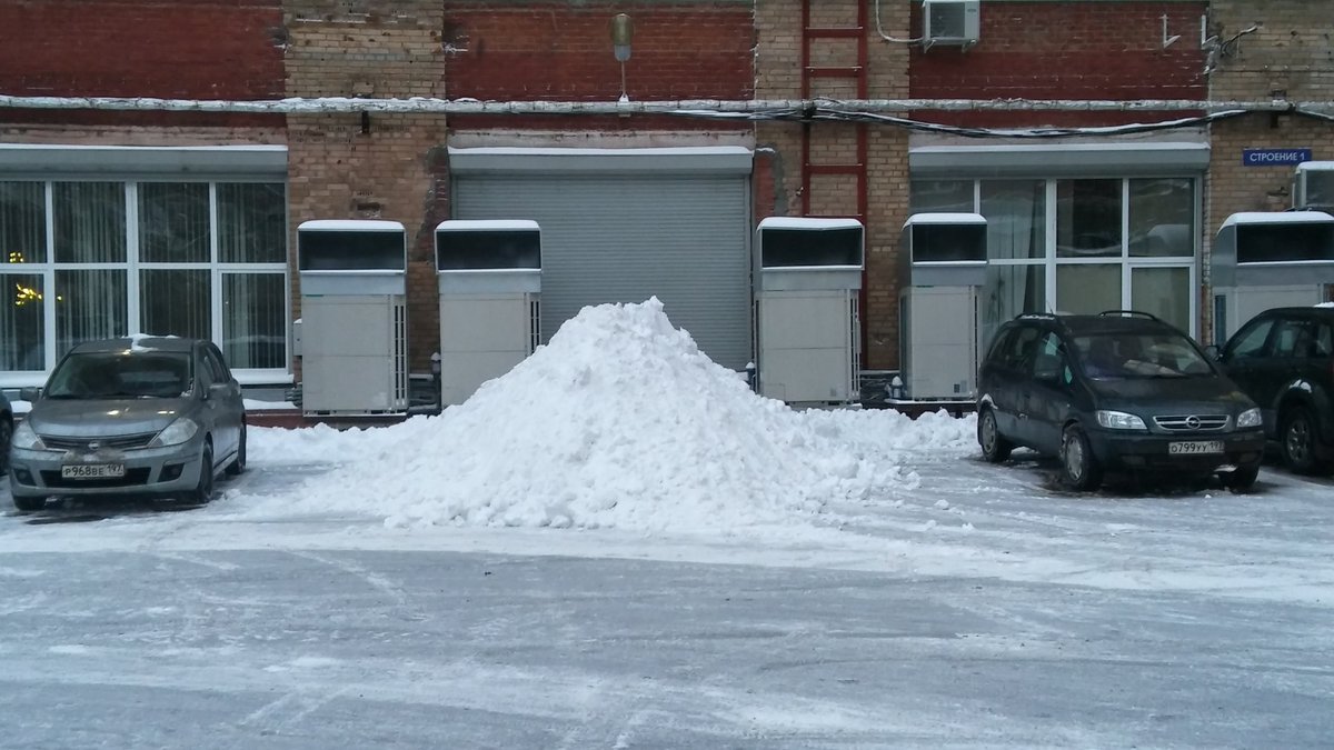 Could swear I saw a car under there yesterday. Parking @MoscowTimes https://t.co/n8wKPkCn1J