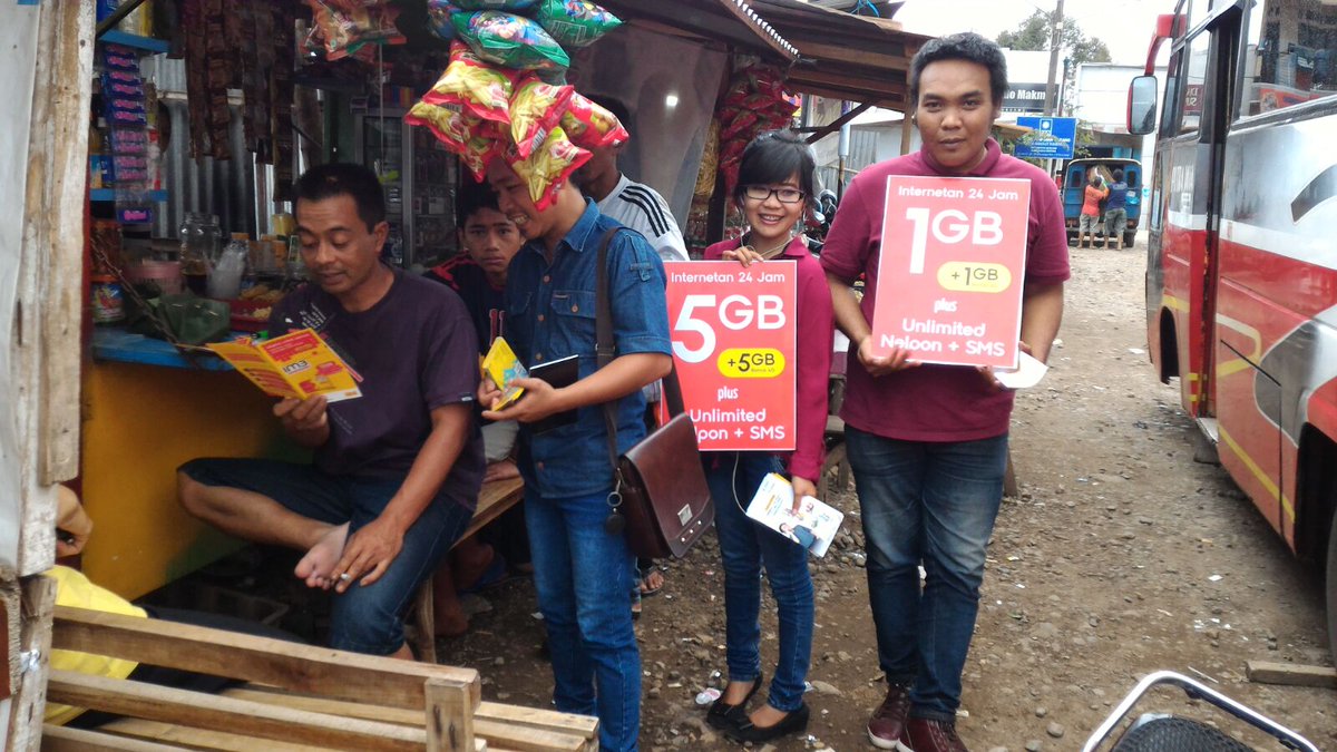Th42nk's tweet photo. Bebas sebebasnya... Telpon, sms dan internetan, cecksound *123*2# #FreedomCombo #SMRG https://t.co/N7bpfrEhJh
