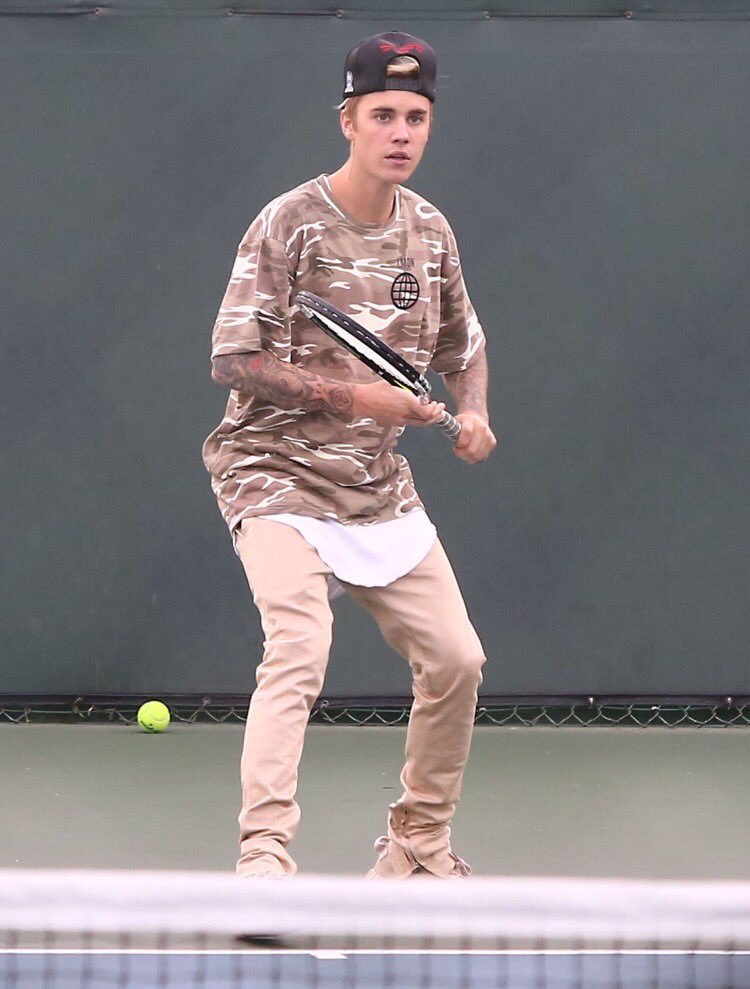 bieberupdate_jp's tweet photo. LAでテニスレッスンを受けるJustin(1/10) 2 https://t.co/H1fW6DxyhG