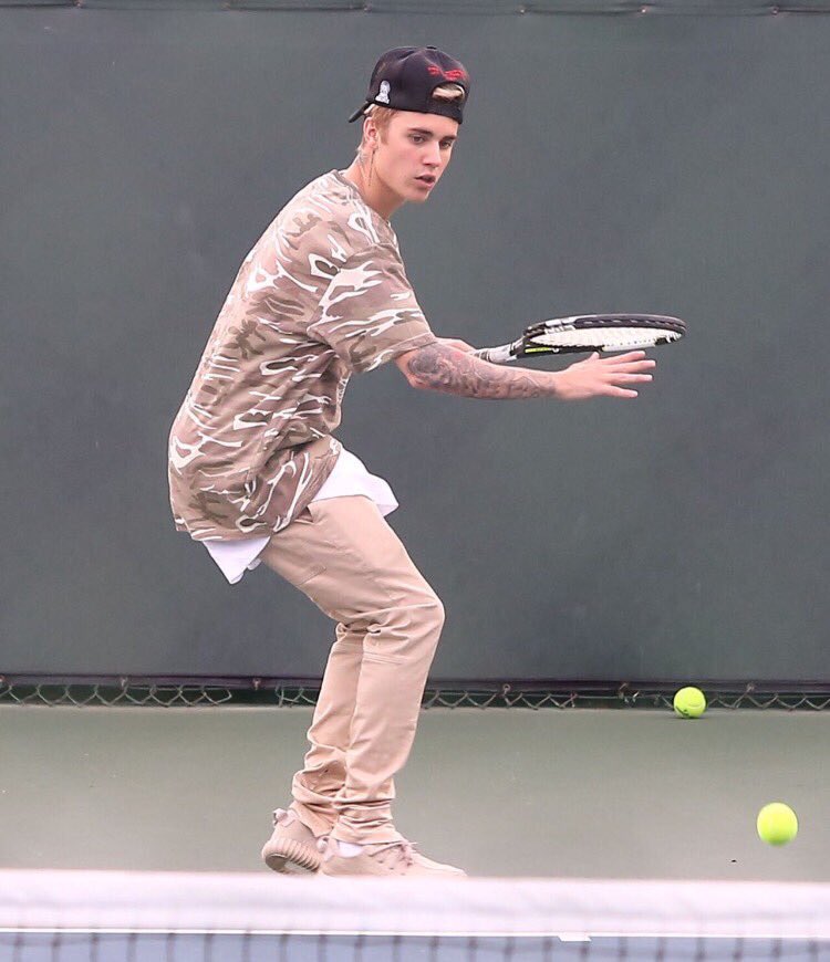 bieberupdate_jp's tweet photo. LAでテニスレッスンを受けるJustin(1/10) 5 https://t.co/PIbCjLsTjV