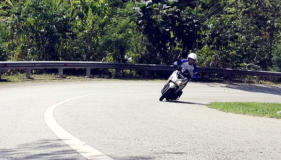 Saat berbelok, pastikan ladies mengurangi kecepatan motor dan gunakan pengereman depan belakang #SHCtips