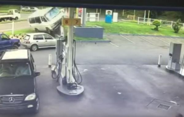 eNCA's tweet photo. WATCH: Taxi driver's lucky escape https://t.co/hhPglhjVbu https://t.co/UuFh9IYAg1