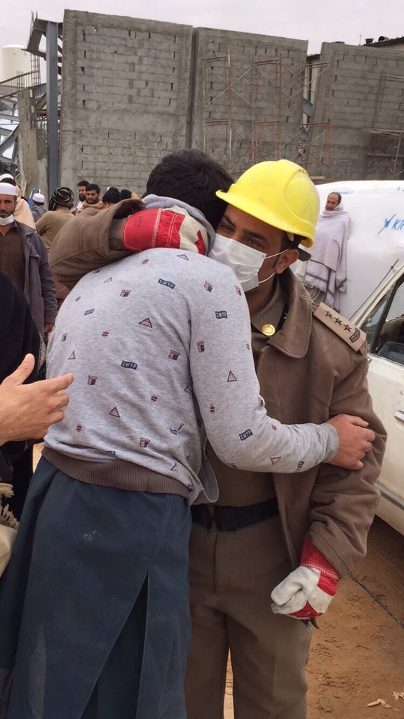 KSA24's tweet photo. صورة مفعمة بالإنسانية لضابط بـ الدفاع المدني يحتضن شقيق أحد ضحايا انهيار مبنى ببريدة

. https://t.co/PwVNERDPAH