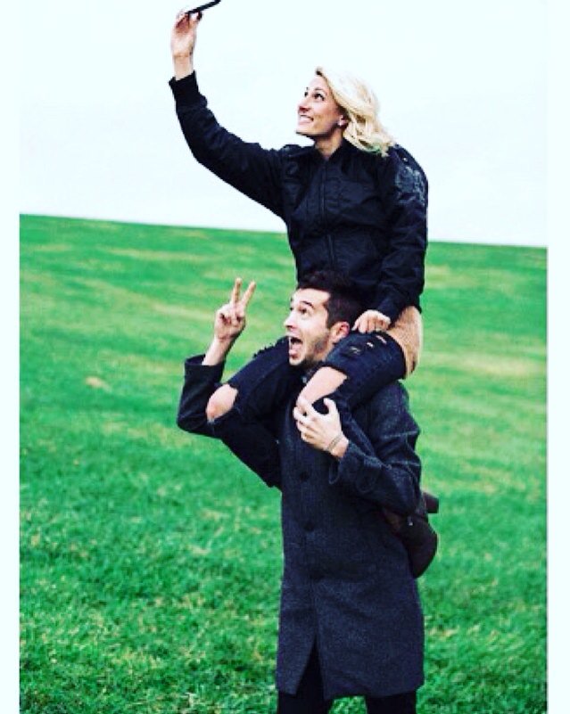 EdAndCrying's tweet image. I want a relationship like this but no guy would ever love me. 
Im Too Ugly