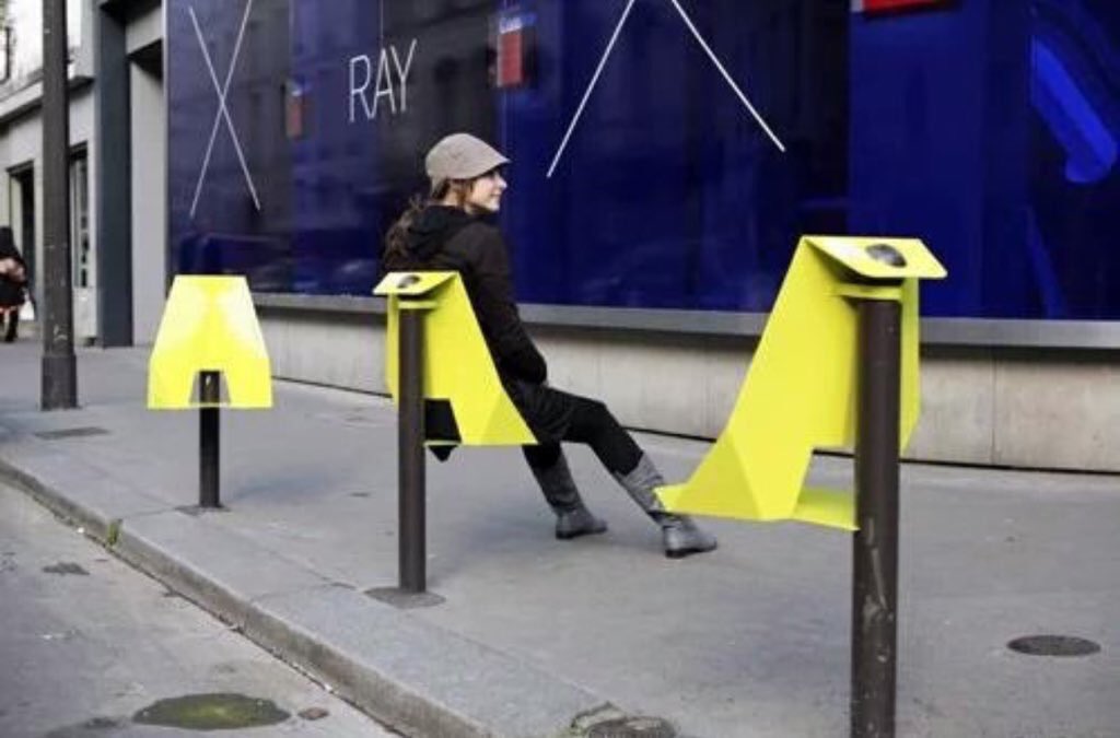 katborlongan's tweet image. Transforming street bollards into street chairs--brilliant. Hats off to Damien Gires for this act of #urbanhacking