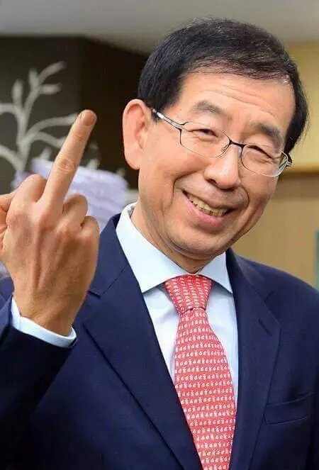 안철수 국민의당 대표와
문제인 더민주당 대표가
지금 괴로워하는 표정을 보면서~
그 둘의 후원 덕분에 서울시장이
된 박원순은 지금 어떤 생각을?
혹시 이런식으로 남의 불행이
자신의 행복으로 즐기지나 않을지?