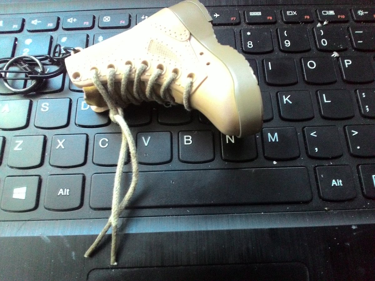 Taruh sepatu di keyboard, lalu katong mau tulis surat cinta dgn cara bagaImana?