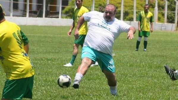 SundayChants's tweet photo. "What position do you play mate?"

"I'm a box-to-box midfielder." https://t.co/sOvf8Foyim