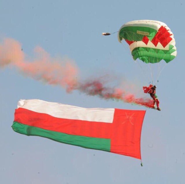 آلقُلُوبُ آلتّيْ تُحِبّْ بِصِدْقٍ ،،
لَآ يَضُرّهَآ تَبَآعُدَ آلمَسَآفَآتْ وَ يَبقَىْ نَبْضُهَا وَفِيٌ لِمَنْ تُحِبّْ