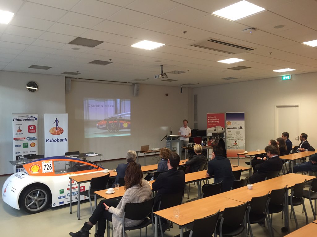 Studenten Automotive HR geven hoofdsponsor Rabobank college waterstofcel van hun voertuig bij de Shell EcoMarathon.