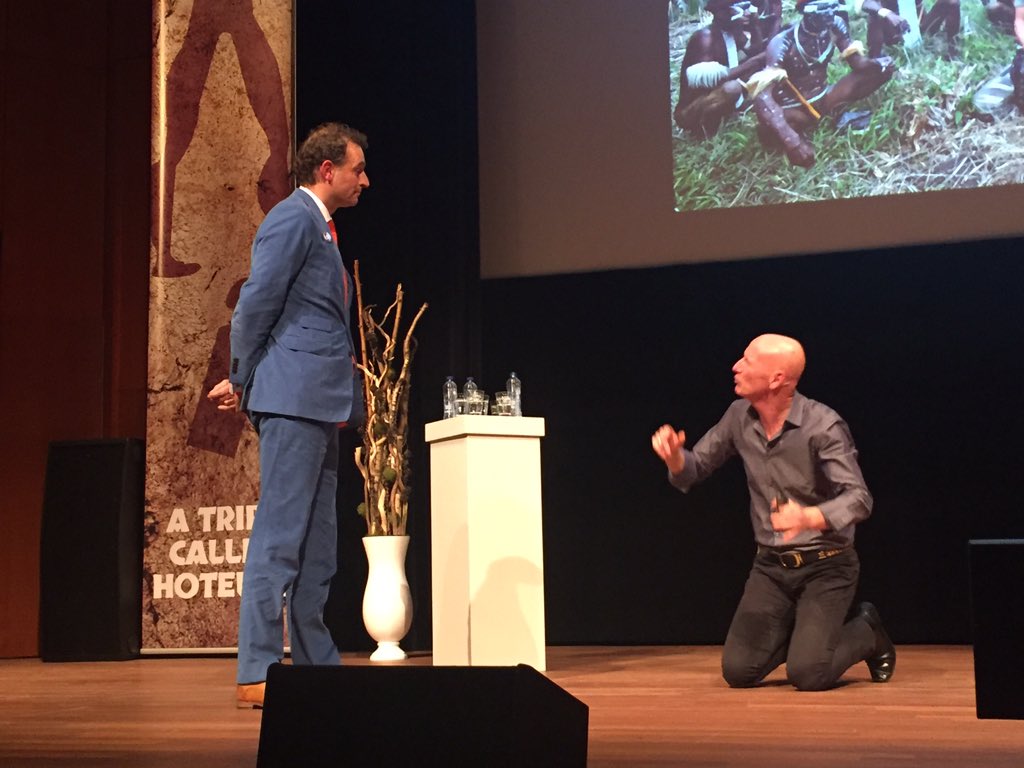 sanderallegro's tweet photo. Hotello of the decade @CharlesvanGoch krijgt ook Jimmy Nelson op zijn knieën @HotelloTOP #HTYE2016 https://t.co/MVqTStSECr