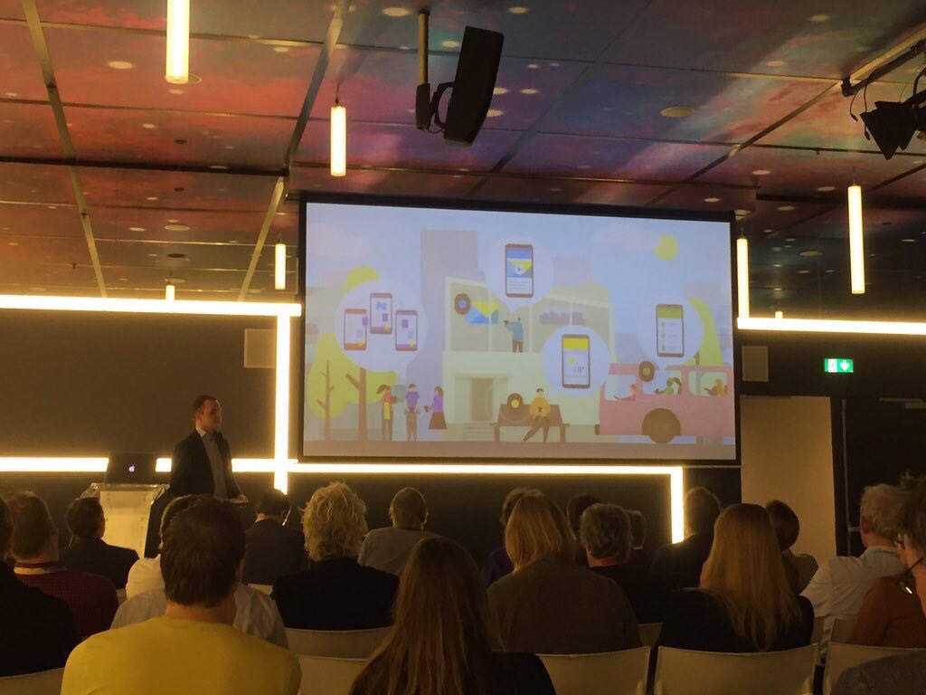 atevandermeer's tweet photo. Full house 'mobile engagement on the spot using the Internet of Things &amp; iBeacons' from @arjendj #Lightcurb https://t.co/cbZgeGser9