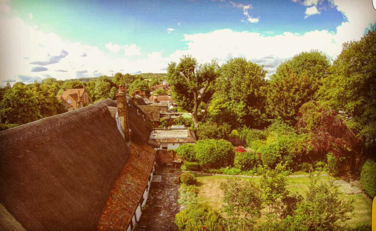 Atom_Aerial's tweet photo. A #beautiful shot #captured by our #dji #phantom above these #quaint #thatched #cottages in #wendover. https://t.co/ltWdKfxhxO