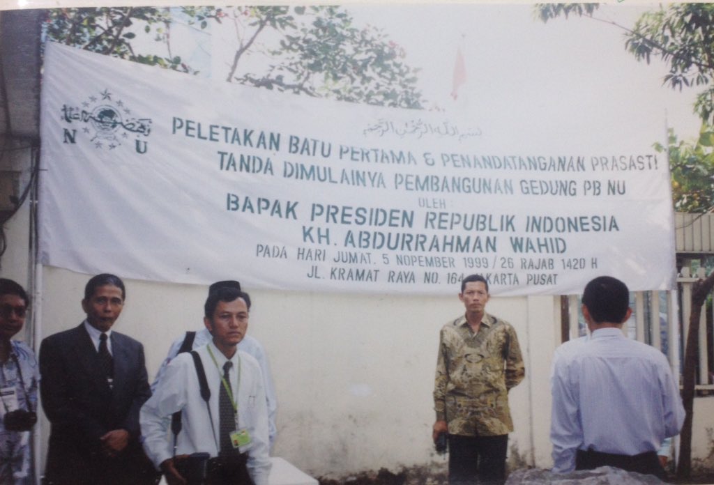 SantriKyaiMaruf's tweet photo. Penandatanganan prasasti dimulainya pembangunan gedung PBNU oleh Presiden KH Abdurrahman Wahid, Jum'at 5 Nop 1999 https://t.co/tgaHGyq3Ws
