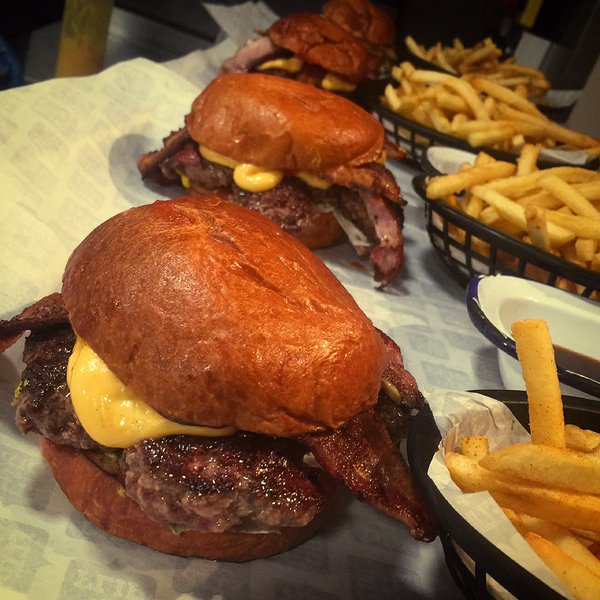 RT if you think @DipFlippo should make into next weeks finals to find London's best burger #WinnerStaysOn
