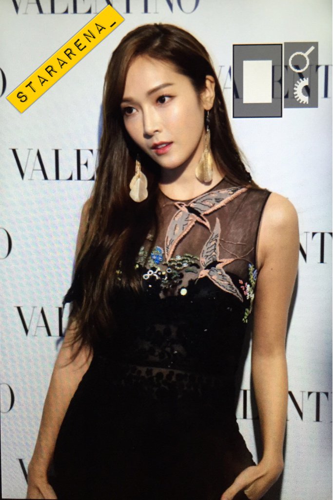 [PIC][12-01-2016]Jessica khởi hành đi Singapore để tham dự sự kiện khai trương cửa hàng "Valentino" vào chiều nay CYmRjnNU0AA29Tx