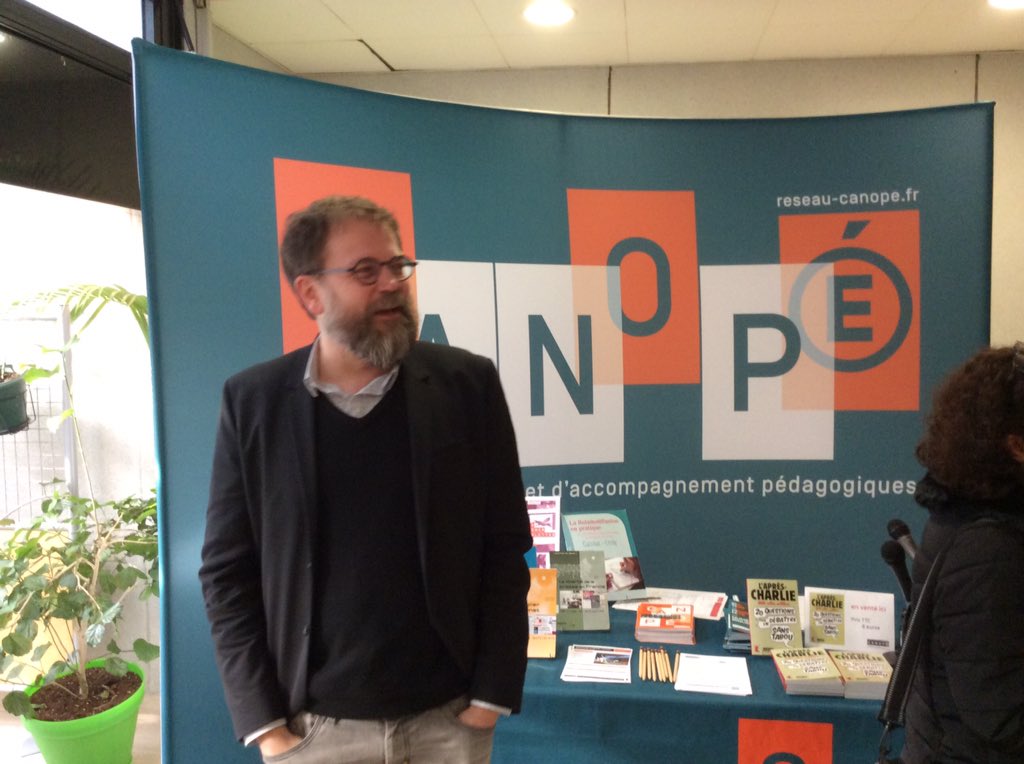 BreYannick's tweet photo. #EMI présence de @jmmer sur le stand #Canopé lors du colloque "éducation aux médias" à #Angers avec @reseau_canope https://t.co/4MaJONKPKq