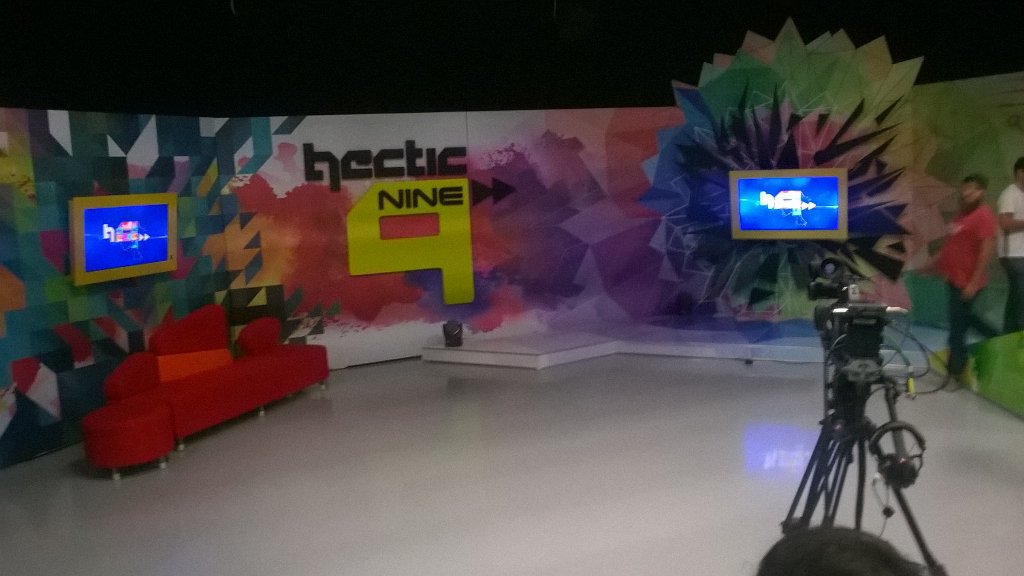 zombie_dredd's tweet photo. It's a TV studio and they've allowed a bunch of gamers in... @hecticnine9 @HoldenZA @F34R_DREW @Pupsky @Inferno_xF https://t.co/QxXyzVO1gE