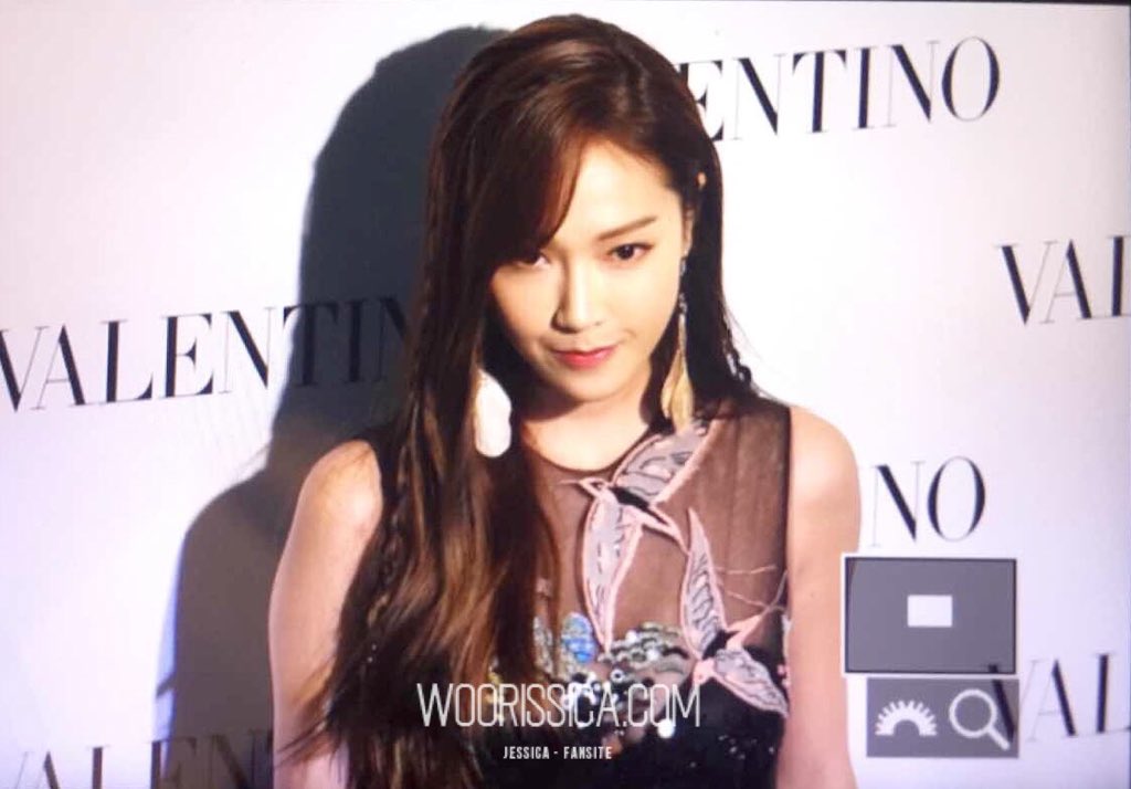 [PIC][12-01-2016]Jessica khởi hành đi Singapore để tham dự sự kiện khai trương cửa hàng "Valentino" vào chiều nay CYmYQBJUAAETqpO