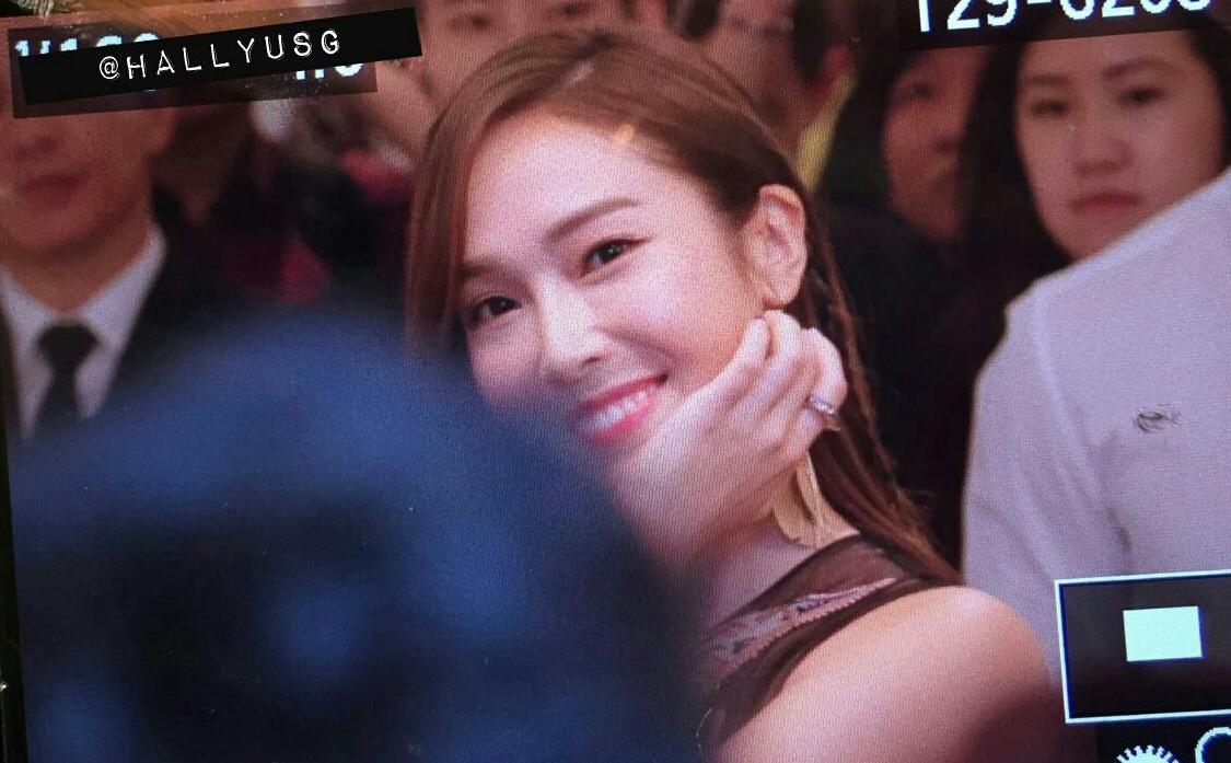 [PIC][12-01-2016]Jessica khởi hành đi Singapore để tham dự sự kiện khai trương cửa hàng "Valentino" vào chiều nay CYmYRvLUAAAE3ba