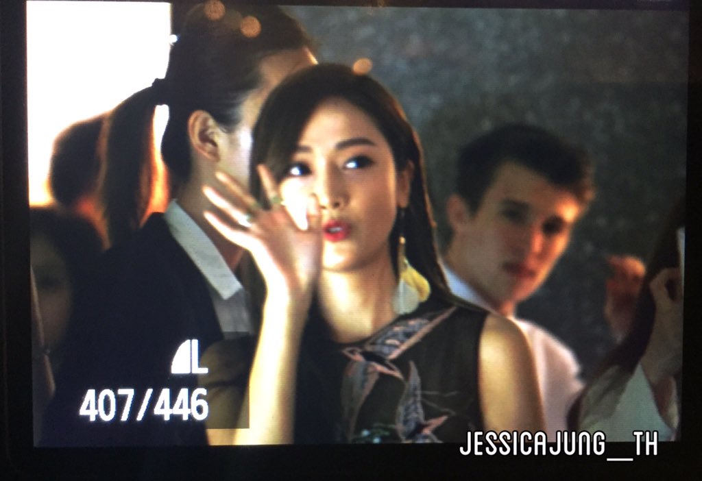[PIC][12-01-2016]Jessica khởi hành đi Singapore để tham dự sự kiện khai trương cửa hàng "Valentino" vào chiều nay CYmaB4yUEAAhakX
