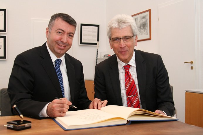 OB Hilgen begrüßt den neuen türkischen Generalkonsul aus #FFM im #Rathaus #Kassel bit.ly/GeneralkonsulT… (mic) https://t.co/OpZ4Ao6nwH