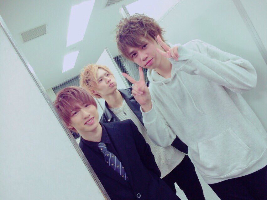 koutaso_0415's tweet photo. 【告知】
この度YouTuberの本５に掲載していただくことが決まりました✨
しかも、今回は個人ではなくグループチャンネル「AILES」として😊
特集組んでいただいてて結構大きく載ってるからみんなチェック☝️

2月1日発売♪ https://t.co/WFUyIwuXnv