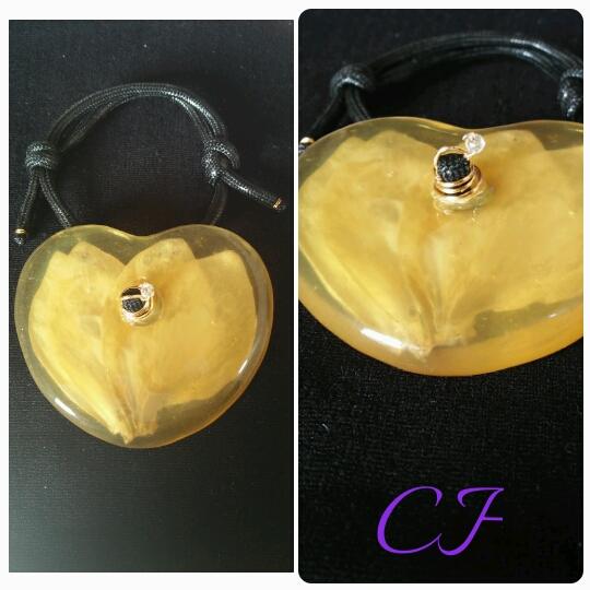 capsulesflowers's tweet photo. Hermosa y única! Brazalete Super Cápsula de pétalos naturales, línea 2016! #accesorios #diseñovenezolano #moda https://t.co/Q4EgBderdC