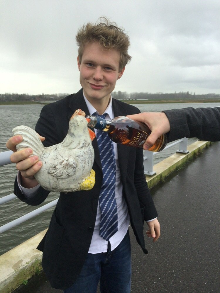 Ook de kip moet voldoende drinken op zo'n lange dag..