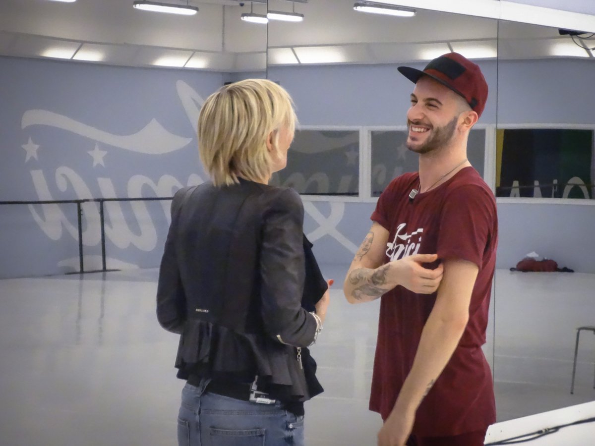 AmiciUfficiale's tweet photo. Nella scorsa puntata la maestra @VeroP7 si è schierata in difesa di Andreas. Secondo voi aveva ragione? #Amici15 https://t.co/893o2ahDSn