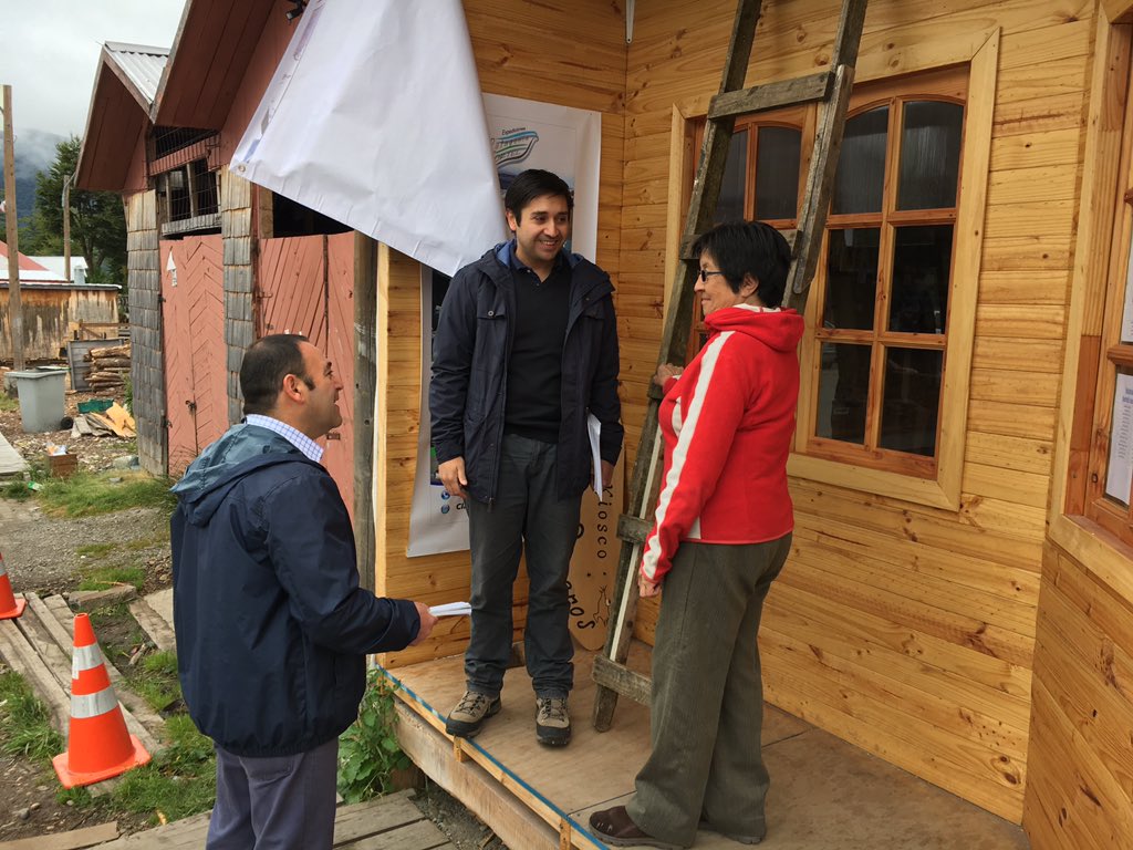 Puerta a puerta en Tortel invitando a reunión donde aprobaremos <a href="/CoreAysen/">Consejo Regional de Aysén</a> minicentral hidroeléctrica <a href="/RadioGenialFM/">Radio Genial FM</a>