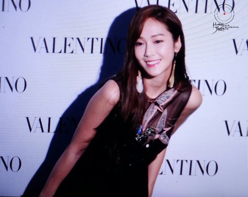 [PIC][12-01-2016]Jessica khởi hành đi Singapore để tham dự sự kiện khai trương cửa hàng "Valentino" vào chiều nay CYmt0MFUAAAQyYO