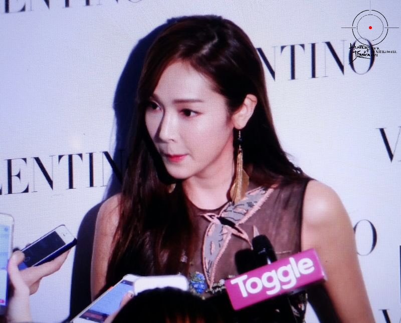 [PIC][12-01-2016]Jessica khởi hành đi Singapore để tham dự sự kiện khai trương cửa hàng "Valentino" vào chiều nay CYmt0MFUMAADbh7