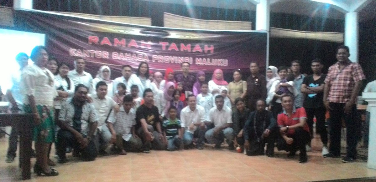 Keluarga besar Kantor Bahasa Maluku &amp; para penyair Maluku melepas Pak Toha ke Papua. berat tapi relakan demi Papua
