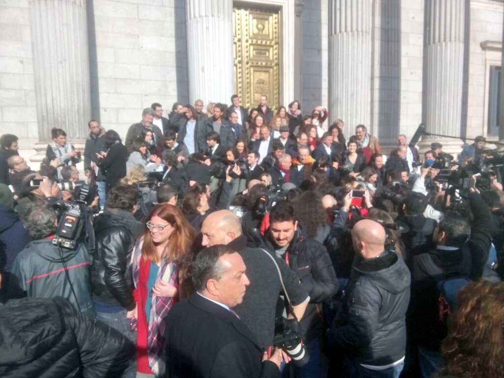 Salida del Congreso de las diputadas y diputados de @ahorapodemos al grito de #SíMeRepresentan #TuVozEnElCongreso