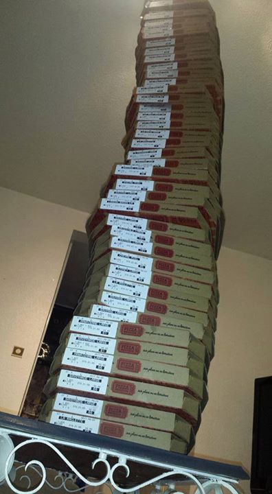 PizzaPasCher's tweet photo. Qui saura battre le record de Yuza Wayne ? Je pense qu'on peut lui décerner le titre de #pizzalover du mois ! 😍 🍕🍕🍕 https://t.co/75bhX1fyEI