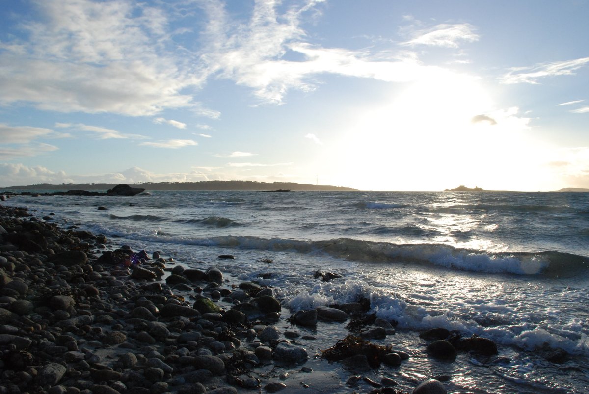 Views from St Martins this afternoon. Love winter on #scilly @KarmaResortsUK <a href="/sevenstonesinn/">Seven Stones Inn</a> <a href="/StMartinsDiving/">StMartinsDiveSchool</a>